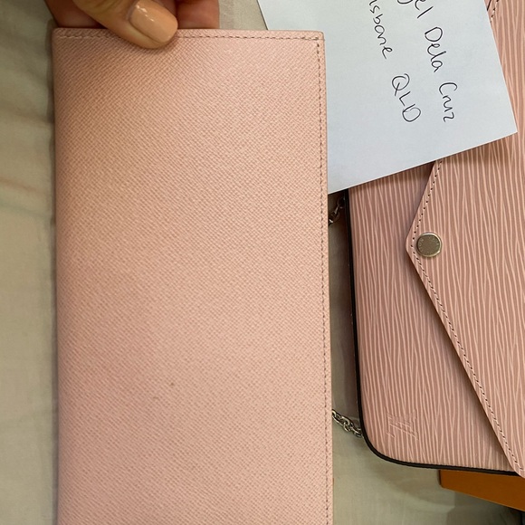 Louis Vuitton Felicie Pochette

Rose Ballerine - Epi Leather - Picture 12 of 12